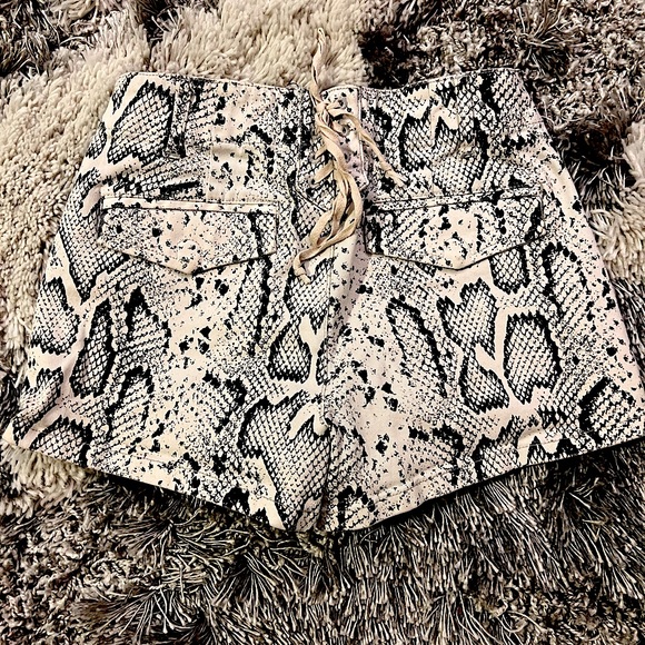 [NWOT] PAM & GELA snake print shorts with corset lace up back - Picture 2 of 3